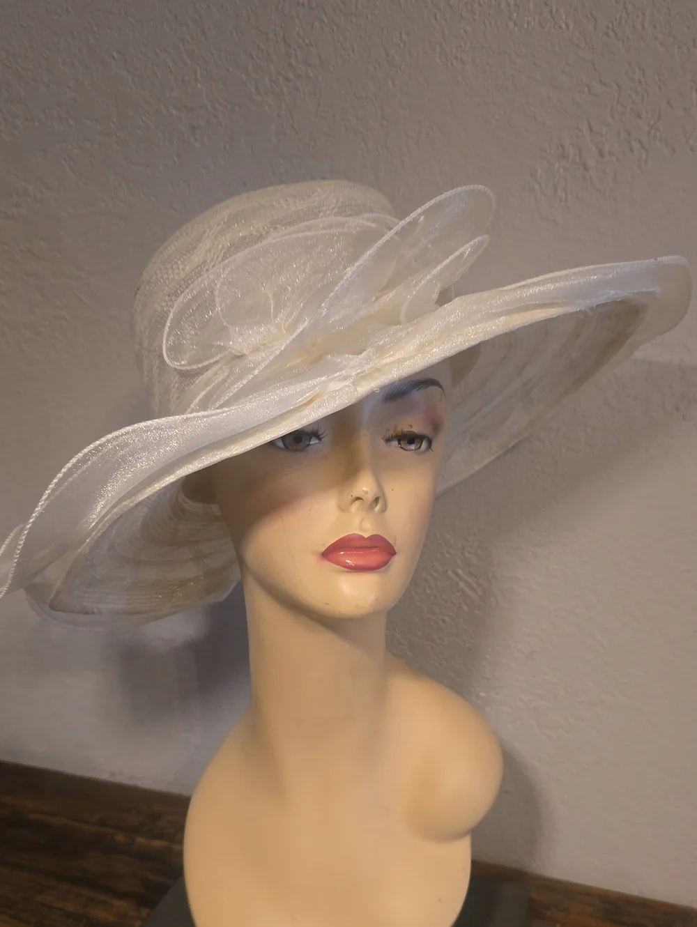 VElegant White Wide-Brim Dress Hat with Decorative Bow VINTAGE